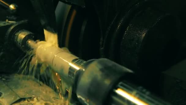 A esztergagép megmunkálása a gyártóüzemben videó — Stock videók