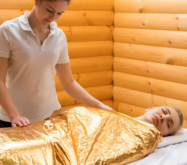 Envolturas corporales. Foto de chica relajándose en el salón de spa — Foto de Stock