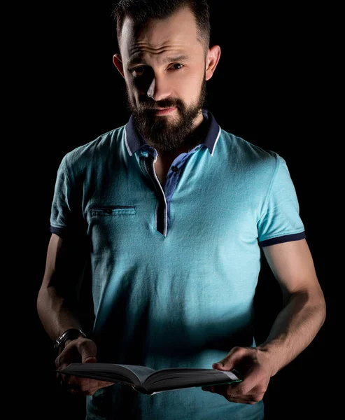 Студийное фото бородатого человека с книгой в руках — стоковое фото