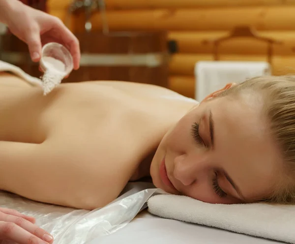 Spa. Retrato de menina durante ela recebendo massagem — Fotografia de Stock