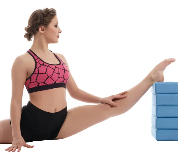 Mujer haciendo ejercicio con ladrillos para estirar — Foto de Stock