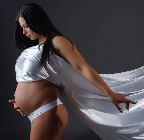 Foto van prachtige zwangere vrouw poseren met zijde — Stockfoto