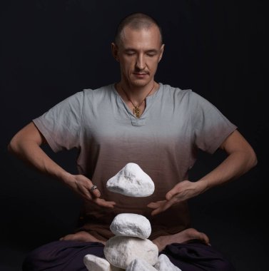 Meditasyon yoga poz Studio yerdeki adam