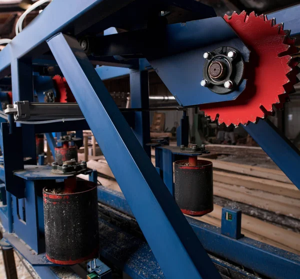 Lavorazione di tronchi di legno con macchinari moderni — Foto Stock