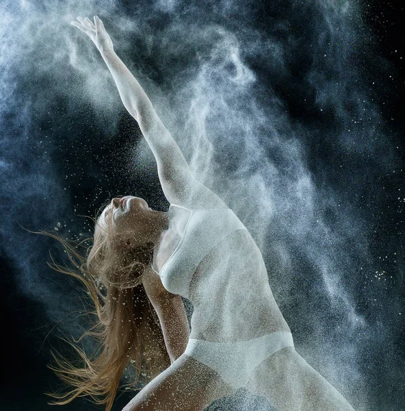 Σέξι κορίτσι σε ένα σύννεφο της λευκής σκόνης στούντιο πορτρέτου — Φωτογραφία Αρχείου