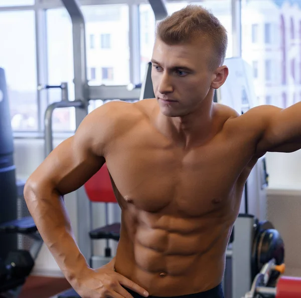 Male athlet doing sports exercises gym shot — Stock Photo, Image