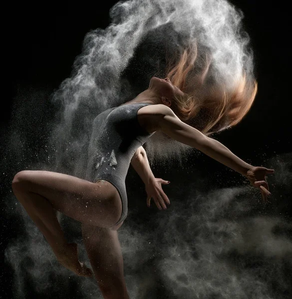 Menina dançando em uma nuvem de retrato de estúdio de poeira branca — Fotografia de Stock