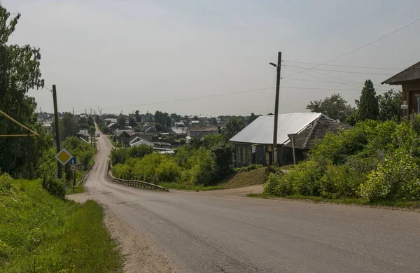 Záběr obce silnice a některé chaty v létě — Stock fotografie