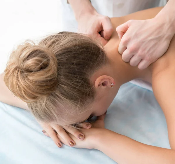 Menina sendo massageada no salão de spa — Fotografia de Stock