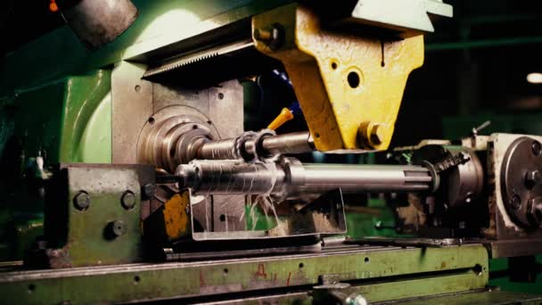 Üretim tesisi görünümünde metal aygıt üzerindeki değirmen matkabı — Stok video