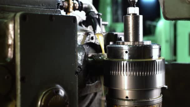 Üretim tesisi görünümünde, petrol makineleri ile çalışan Metal fabrikası — Stok video
