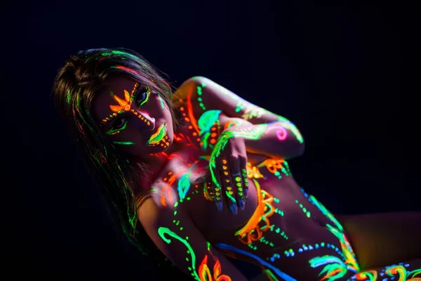Girl with UV color pattern bodyart in the dark — Stock Photo, Image