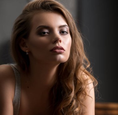 Seksi kız kanepe stüdyo portre üzerinde