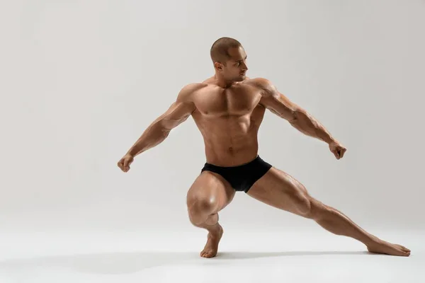 Athletischer Mann trainiert Ganzkörperschuss — Stockfoto