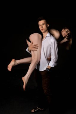 Kollarında seksi kız arkadaşını tutan bir adam.