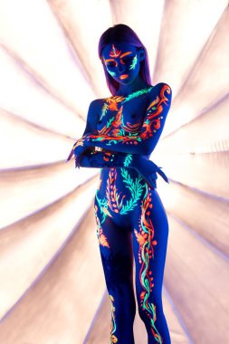 Ultraviyole renk desenli bir kadın.