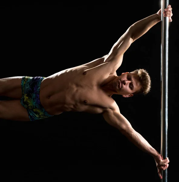 Pole dance. Immagine di una ballerina dal viso teso — Foto Stock