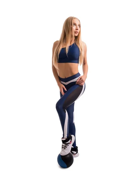 Jolie modèle de fitness avec une vue isolée boule — Photo