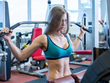 Seksi kadın simülatör fitness salonunda egzersiz