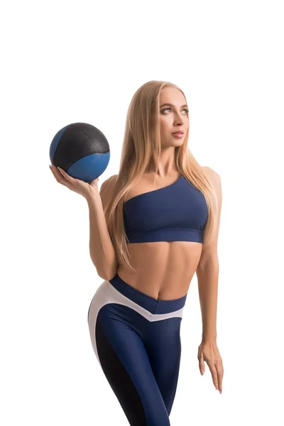 Modelo muito fitness com uma bola tiro isolado — Fotografia de Stock