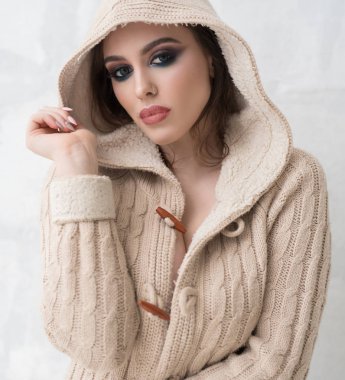 Parlak makyaj stüdyo portre ile seksi kız