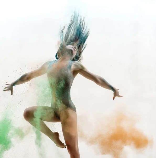 Сексуальна дівчина в хмарі кольорового пилу студійний портрет — стокове фото