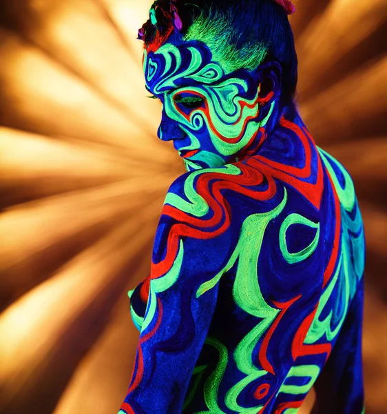 Clubbing. Beeld van een naakt meisje met lumineuze bodyart — Stockfoto