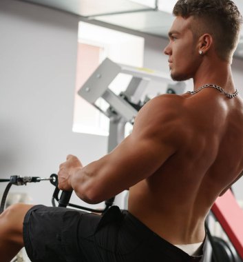 Kaslı adam trenler arkadan görünüm simülatör