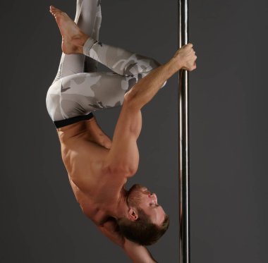 Pilon pole dance Studio adlı erkek dansçı