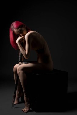 Kızıl saçlı, zayıf, çıplak kız profili fotoğrafı.