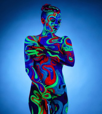 Ultraviyole ışık erotizm. Poz çıplak kız