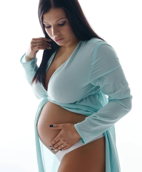 Mãe expectante atraente tocando sua barriga — Fotografia de Stock
