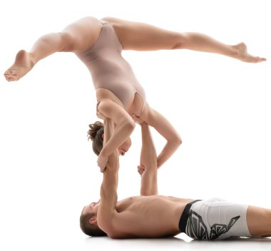 Studio akrobatik duo trenler. Beyaz izole