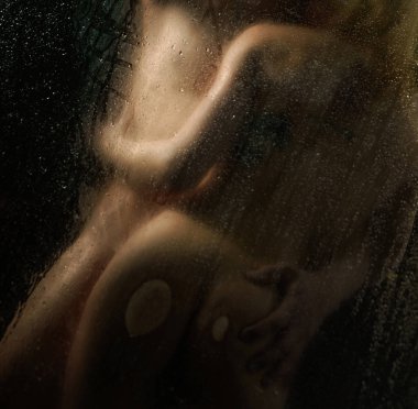 Tutkulu çift çıplak duş stüdyo çekim poz