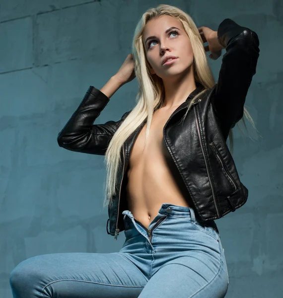 Молода блондинка в чорній куртці студійний портрет — стокове фото