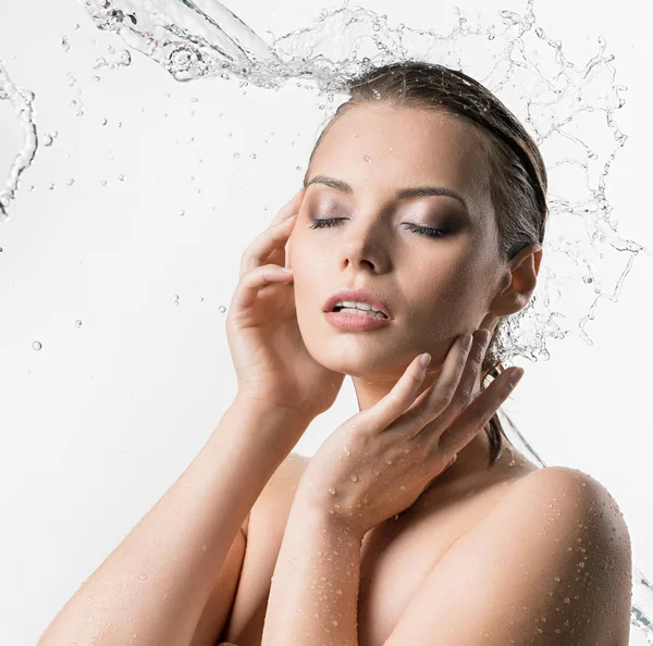 Mulher desfrutando de fluxo de água seus eys fechado — Fotografia de Stock