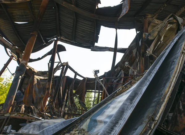 Cumulo di metallo e rifiuti di plastica dopo l'incendio — Foto Stock