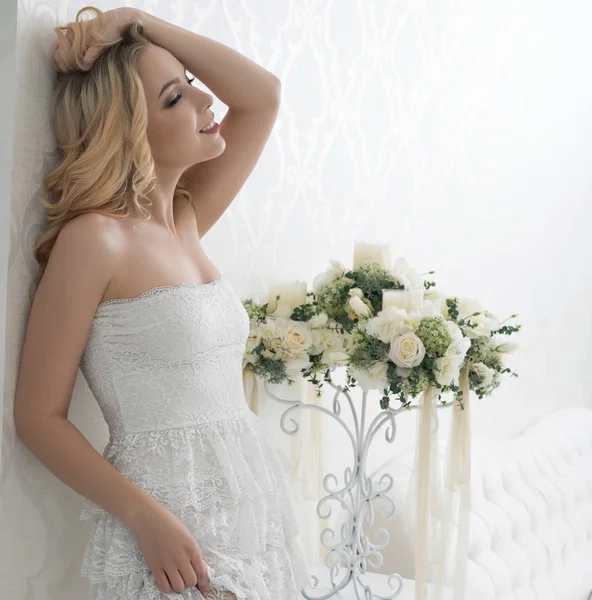 Sexy blonde dragen lace dress in luxe hotel — Stockfoto