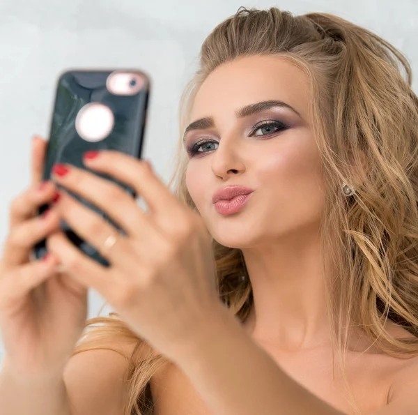 Bella sposa fare selfie in studio — Foto Stock
