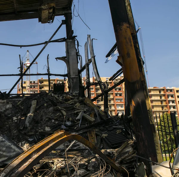 Stavby do základů vyhořel v létě — Stock fotografie