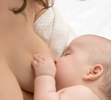 Yeni doğan bebek breastfeeds Studio portresi