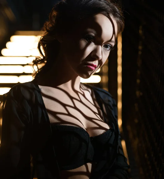 Jovem mulher sexy posando em lingerie renda preta — Fotografia de Stock