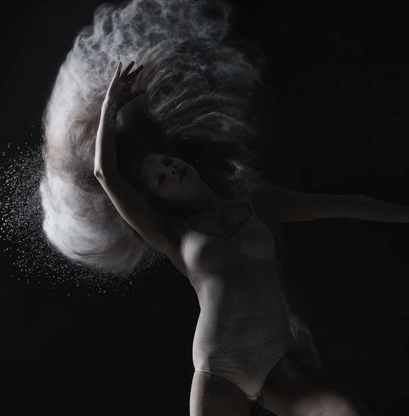 Strano ballo con polvere eseguita da ragazza graziosa — Foto Stock