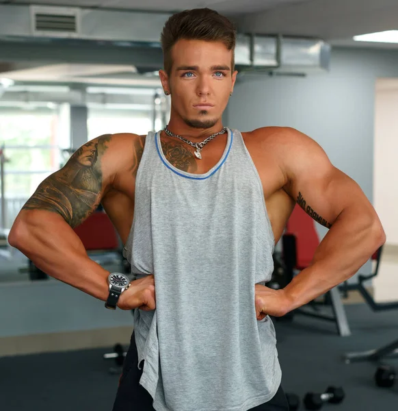 Hombre fuerte posando con sus músculos tensando —  Fotos de Stock