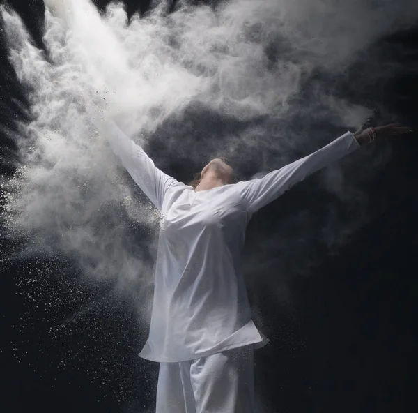 Hombre con camisa blanca y pantalones en la nube de polvo —  Fotos de Stock