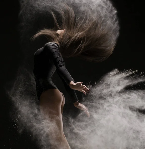 Kobieta w undrewear i pointe buty w chmurze pyłu — Zdjęcie stockowe