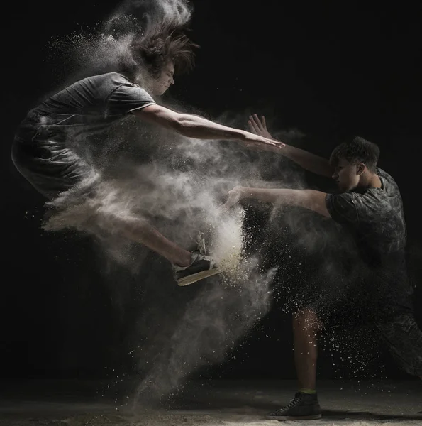 Twee mannelijke dansers springen in witte stof cloud weergave — Stockfoto