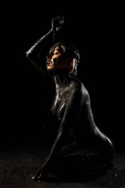 Şehvetli kadın kafasına siyah boya döküyor.