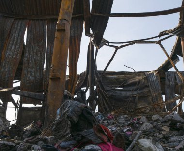 Yangından sonra metal ve plastik çöp yığını.