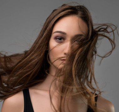 Güzel esmer siyah top görünümü kırpılmış